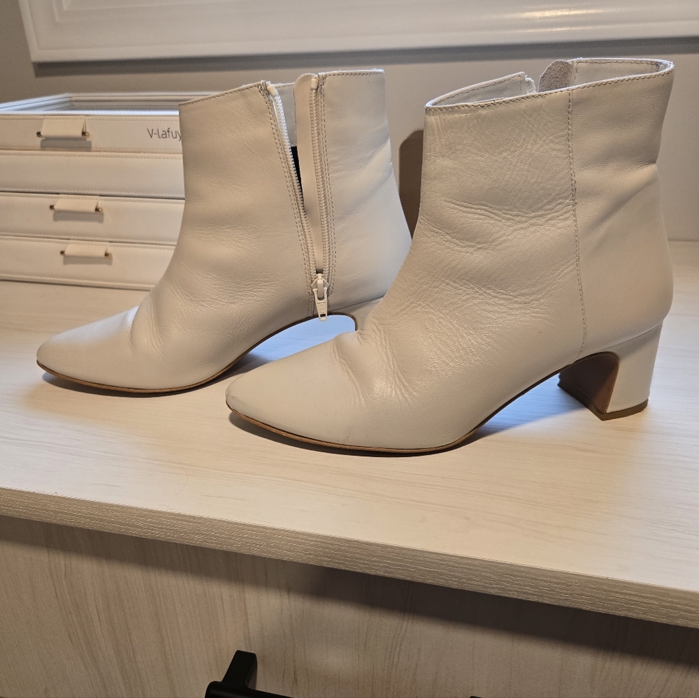 Chic Fabianelli Italian White Leather  Ankle Boots